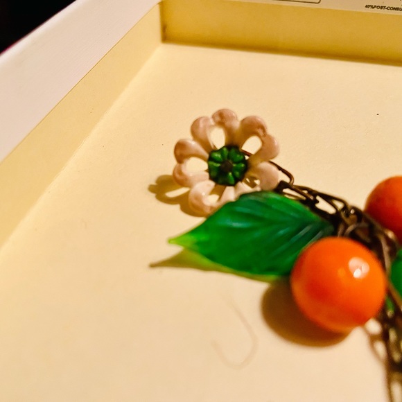 Vintage brass? Leaf and flower necklace. Stunning and simple. - Picture 7 of 8